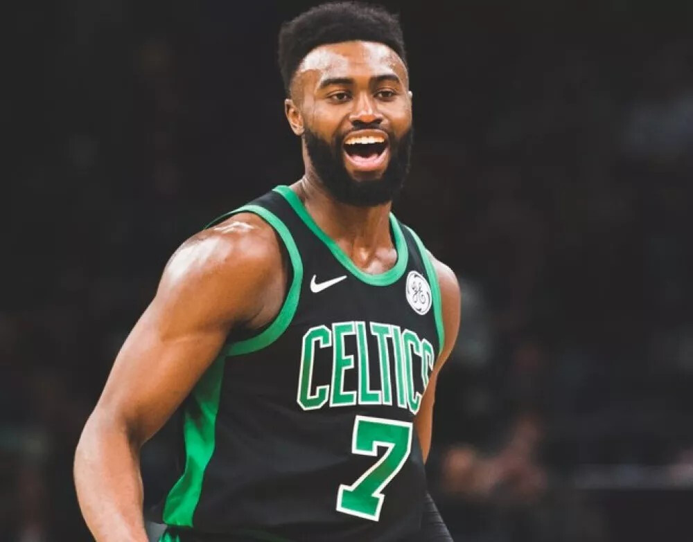 马卡：维尼修斯和皇马续约谈判远未达成，期限与年薪上有分歧（马卡报：皇马与维尼修斯续约受阻，合同期限与年薪尚未谈拢）