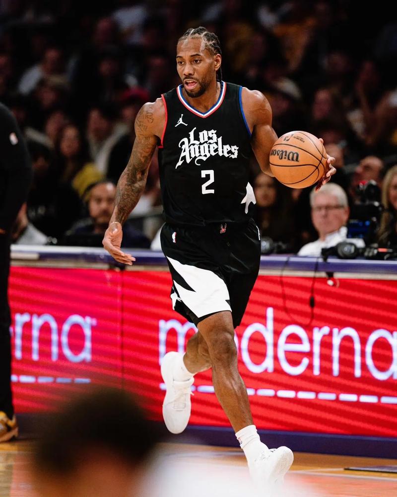 巴萨梅西任意球破门助球队领先（梅西任意球破门，巴萨先拔头筹）